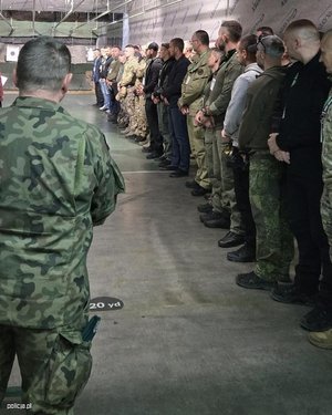 uczestnicy na strzelnicy