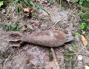 znaleziony niewybuch leżący na trawie