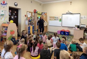 policjant i dzieci w czasie spotkania profilaktycznego