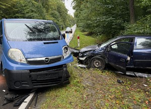 pojazdy po zderzeniu, opel Astra i Opel Vivaro,