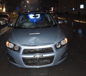 uszkodzony przód pojazdu po wypadku