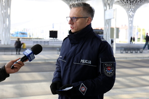 policjant udziela wywiadu dla telewizji na dworcu