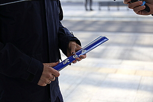 policjantka trzyma odblask w dłoni