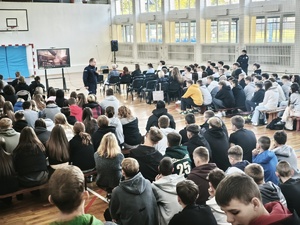 policjanci na spotkaniu z uczniami