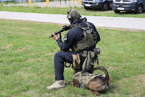 lubelski kontrterrorysta ze swoim psem w pokazie akcji