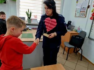 policjantka podczas spotkania z uczniami