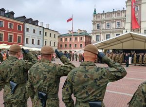 żołnierze WOT oddają honor