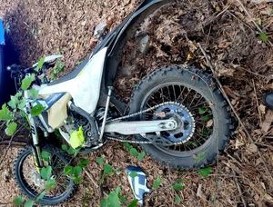 przewrócony motocykl crossowy po wypadku w lesie
