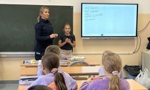 policjantka z uczniami podczas pogadanki w szkole