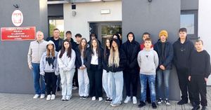wspólne zdjęcie pod komendą klasy mundurowej , opiekuna oraz policjantów