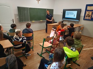 policjantka podczas spotkania z uczniami w szkole