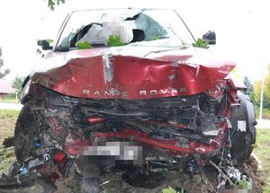 zniszczony przód Range Rovera po wypadku