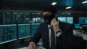 człowiek w ,masce przy komputerze