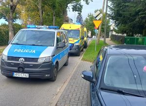 na jezdni stoją zaparkowane dwie karetki pogotowia i radiowóz policyjny