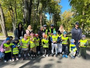 policjanci z przedszkolakami na wspólnym zdjęciu