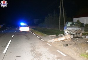 na ulicy stoi radiowóz, w przydrożnym rowie samochód marki Mitsubishi po uderzeniu w betonowy przepust