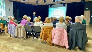 policjantka na spotkaniu z seniorami