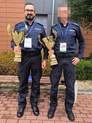Komisarz Marek Tomaszewski i podkomisarz operacyjno-rozpoznawczy z Puław z pucharami