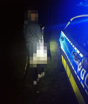 fragment radiowozu i odnaleziona kobieta