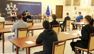 kandydaci piszą test wiedzy na sali konferencyjnej