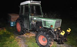 ciągnik sadowniczy na polu