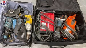 w dwóch walizkach leżą skradzione a później odzyskane przez policjantów elektronarzędzia