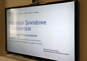 moniotr na którym wyświetlana jest prezentacja