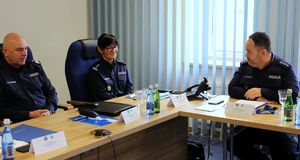 uczestnicy podczas seminarium: Zastępca Komendanta Głównego Policji nadinsp. dr Rafał Kochańczyk, Dyrektor Biura Koordynacji Postępowań Kwalifikacyjnych i Szkolenia Policji KGP insp. Sylwia Majewska-Mazepa, kierownik Ośrodka Szkolenia Policji w Lublinie nadkom. Mateusz Wieleba.