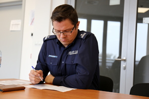 policjant pisze test wiedzy