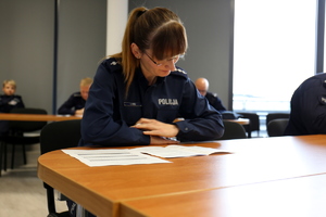 policjantka rozwiązuje test wiedzy