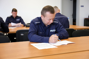 policjanci piszą test wiedzy