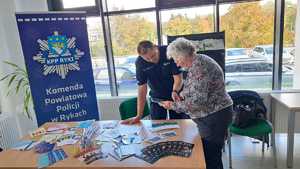 policjant na spotkaniu s seniorami w ZUS