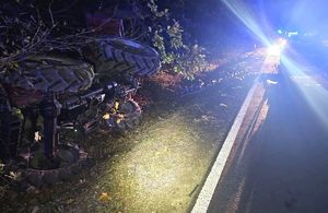 przewrócony ciągnik na drodze