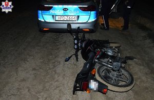 na polnej drodze leży radiowóz, przed nim stoi radiowóz