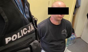 zatrzymani mężczyźni z policjantami