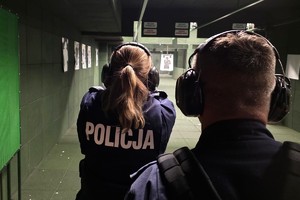 KURSANCI PODCZAS SZKOLENIA NA POLICYJNEJ STRZELNICY