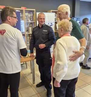 policjant podczas spotkania z seniorami