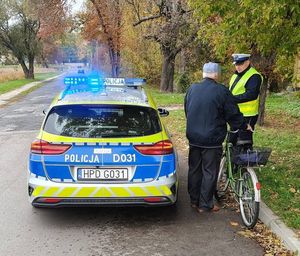 policjant kontroluje rowerzyste