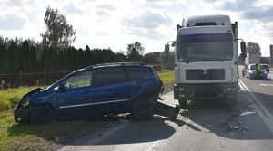 Miejsce wypadku drogowego. Uszkodzone samochody stoją na jezdni