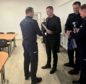 komendant gratuluje zwycięzcy