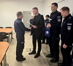 komendant gratuluje zwycięzcy