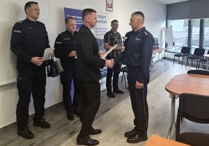 komendant gratuluje zwycięzcy