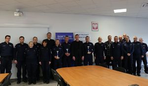 zdjęcie wspólne policjantów i komendanta