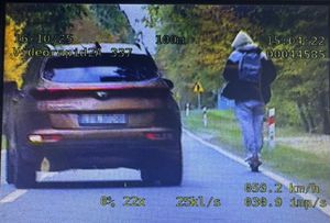 Mężczyzna jadący hulajnogą