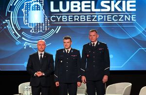 komendanci Policji i Wicemarszałek na wspólnym zdjęciu