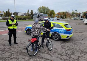 policjanci kontrolują rowerzystkę