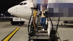 Zatrzymana kobieta wychodzi z samolotu po schodach