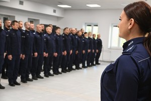 uczestnicy kursu i policjntka