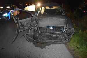 zniszczony przód Skody po wypadku