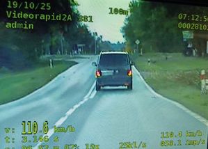 Screen nagrania wykroczenia przez kierującego samochodem z videorejestratora